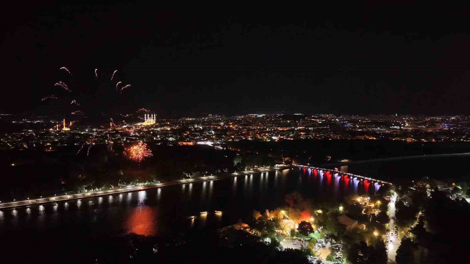 Edirne’de 30 Ağustos Zafer Bayramı resepsiyonu: Meriç Nehri’nde havai fişek gösterisi