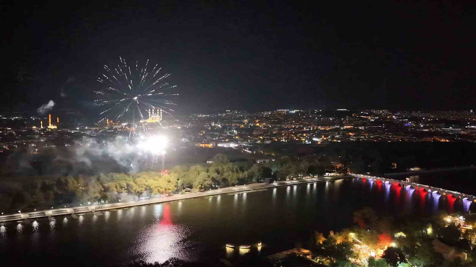 Edirne’de 30 Ağustos Zafer Bayramı resepsiyonu: Meriç Nehri’nde havai fişek gösterisi