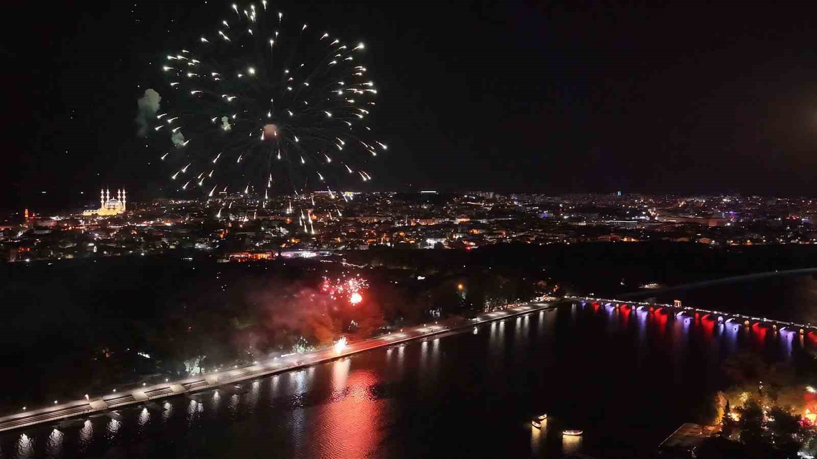 Edirne’de 30 Ağustos Zafer Bayramı resepsiyonu: Meriç Nehri’nde havai fişek gösterisi