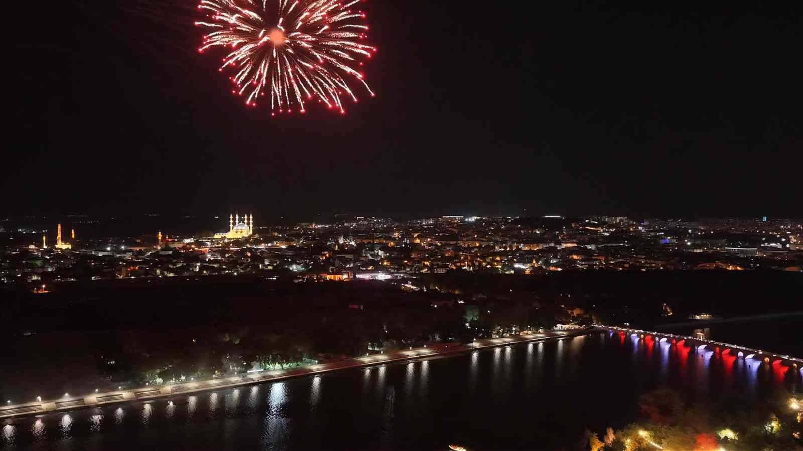 Edirne’de 30 Ağustos Zafer Bayramı resepsiyonu: Meriç Nehri’nde havai fişek gösterisi