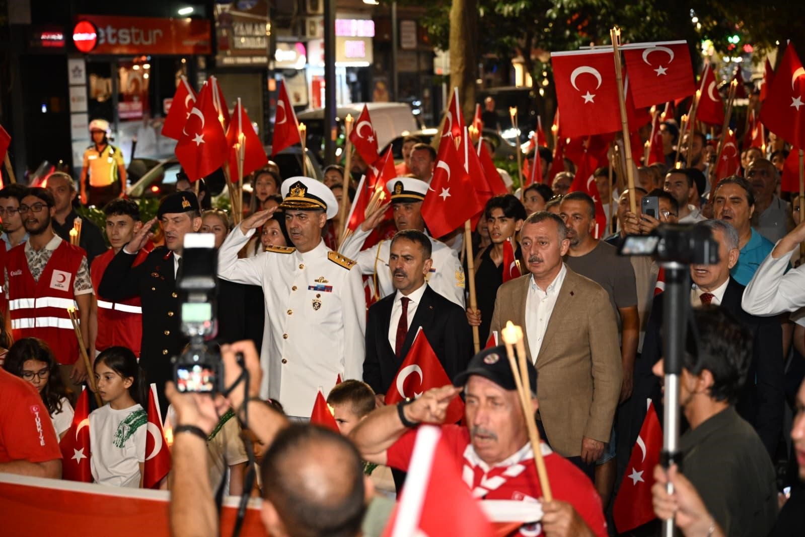 Zafer Bayramı’nda İzmit sokakları fener alayıyla aydınlandı