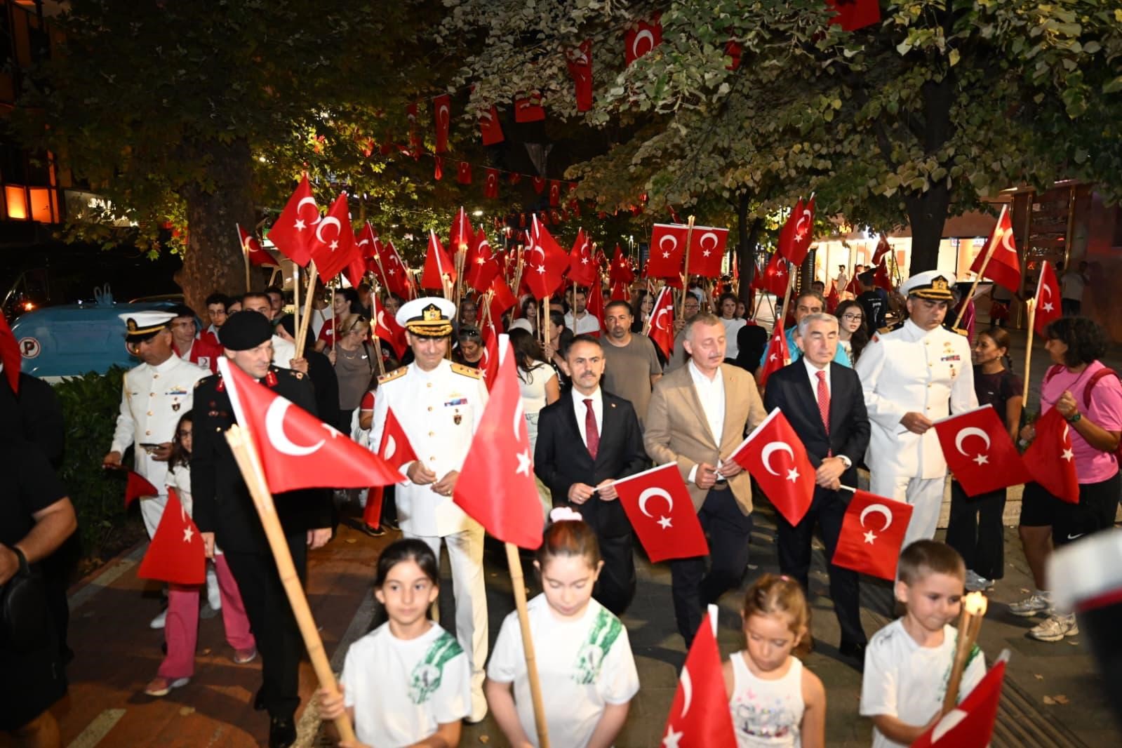 Zafer Bayramı’nda İzmit sokakları fener alayıyla aydınlandı
