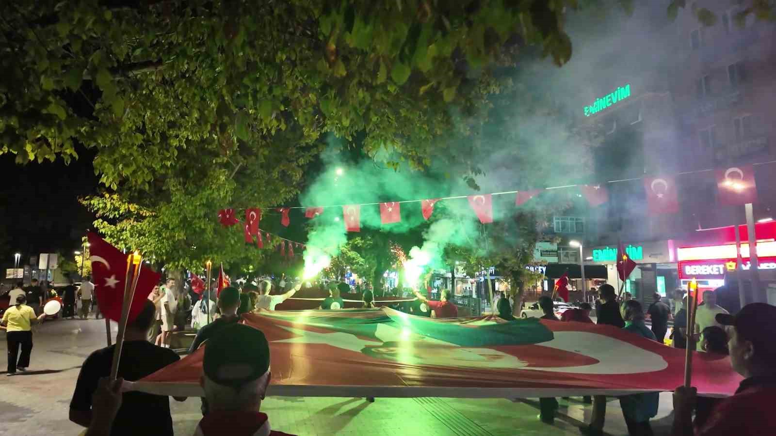 Zafer Bayramı’nda İzmit sokakları fener alayıyla aydınlandı