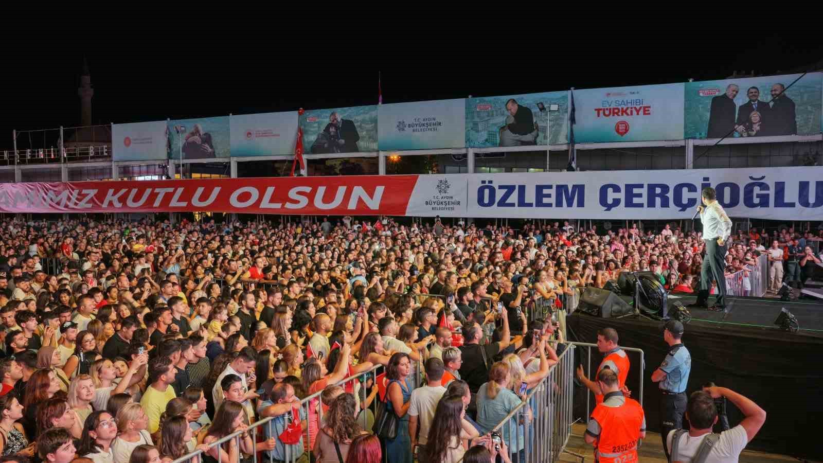 Aydın’da Zafer Bayramı coşkusu Mert Demir konseriyle doruğa çıktı