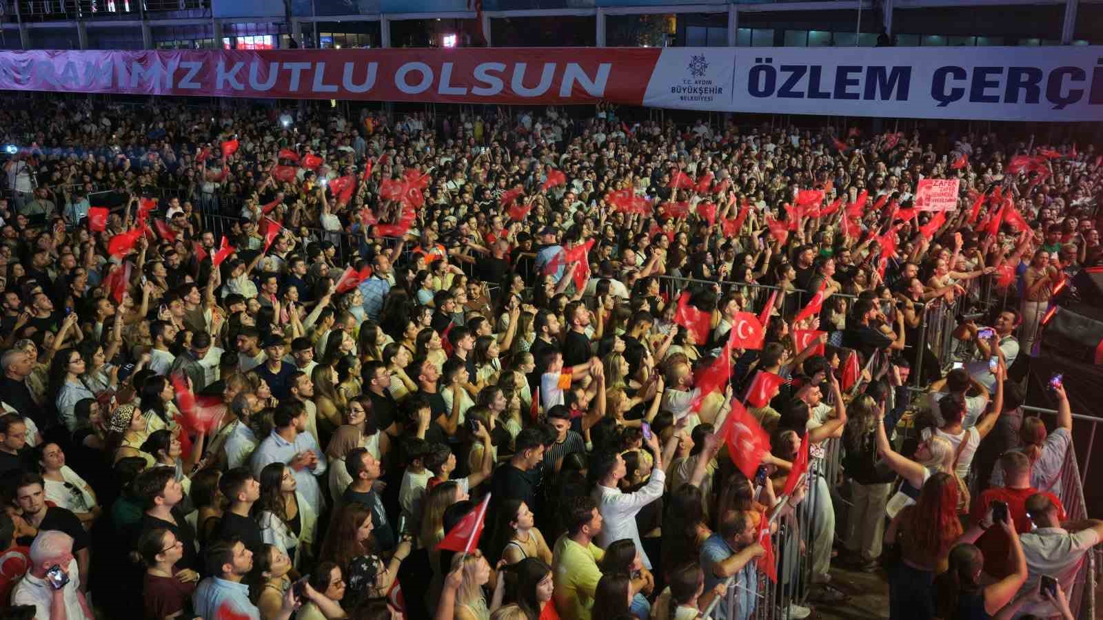 Aydın’da Zafer Bayramı coşkusu Mert Demir konseriyle doruğa çıktı