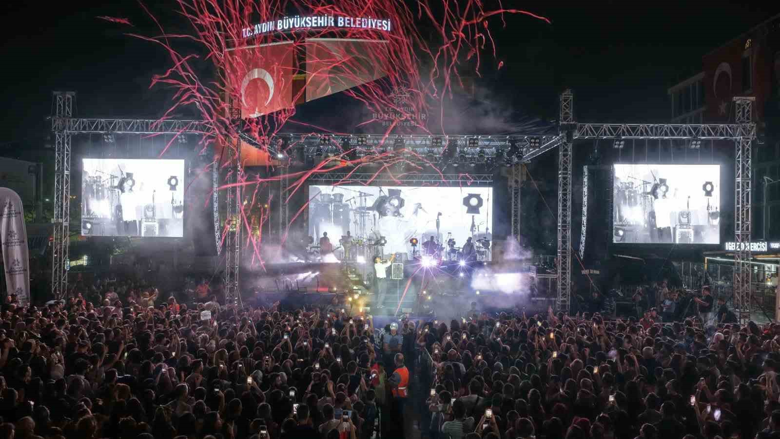 Aydın’da Zafer Bayramı coşkusu Mert Demir konseriyle doruğa çıktı