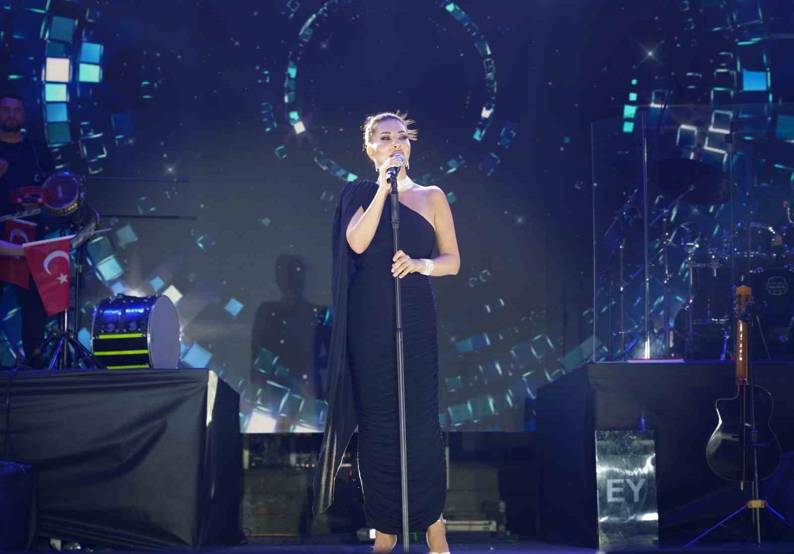 Zafer Bayramı ve festival coşkusu bir arada yaşatıldı: Ebru Yaşar kulakların pasını sildi