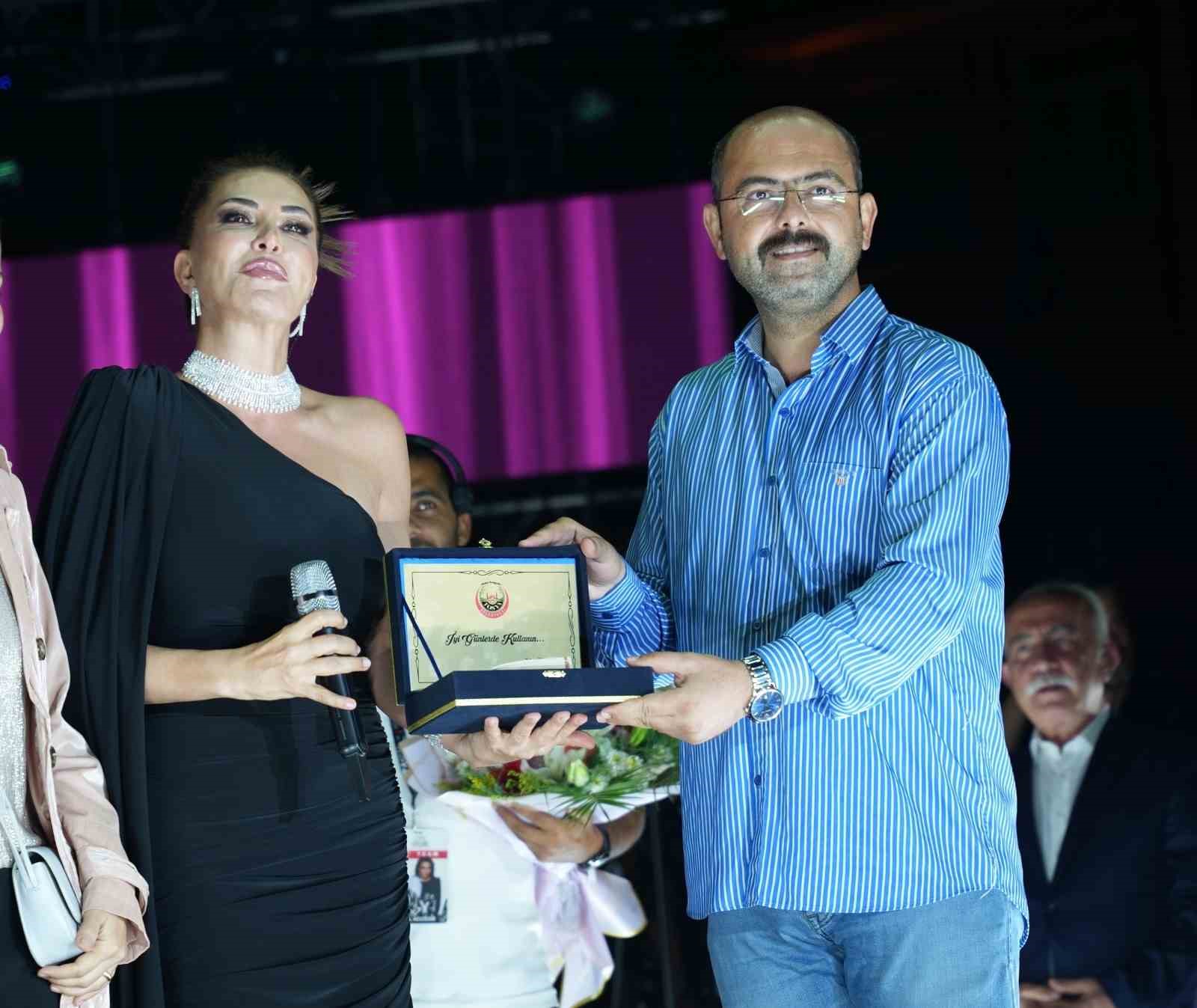 Zafer Bayramı ve festival coşkusu bir arada yaşatıldı: Ebru Yaşar kulakların pasını sildi