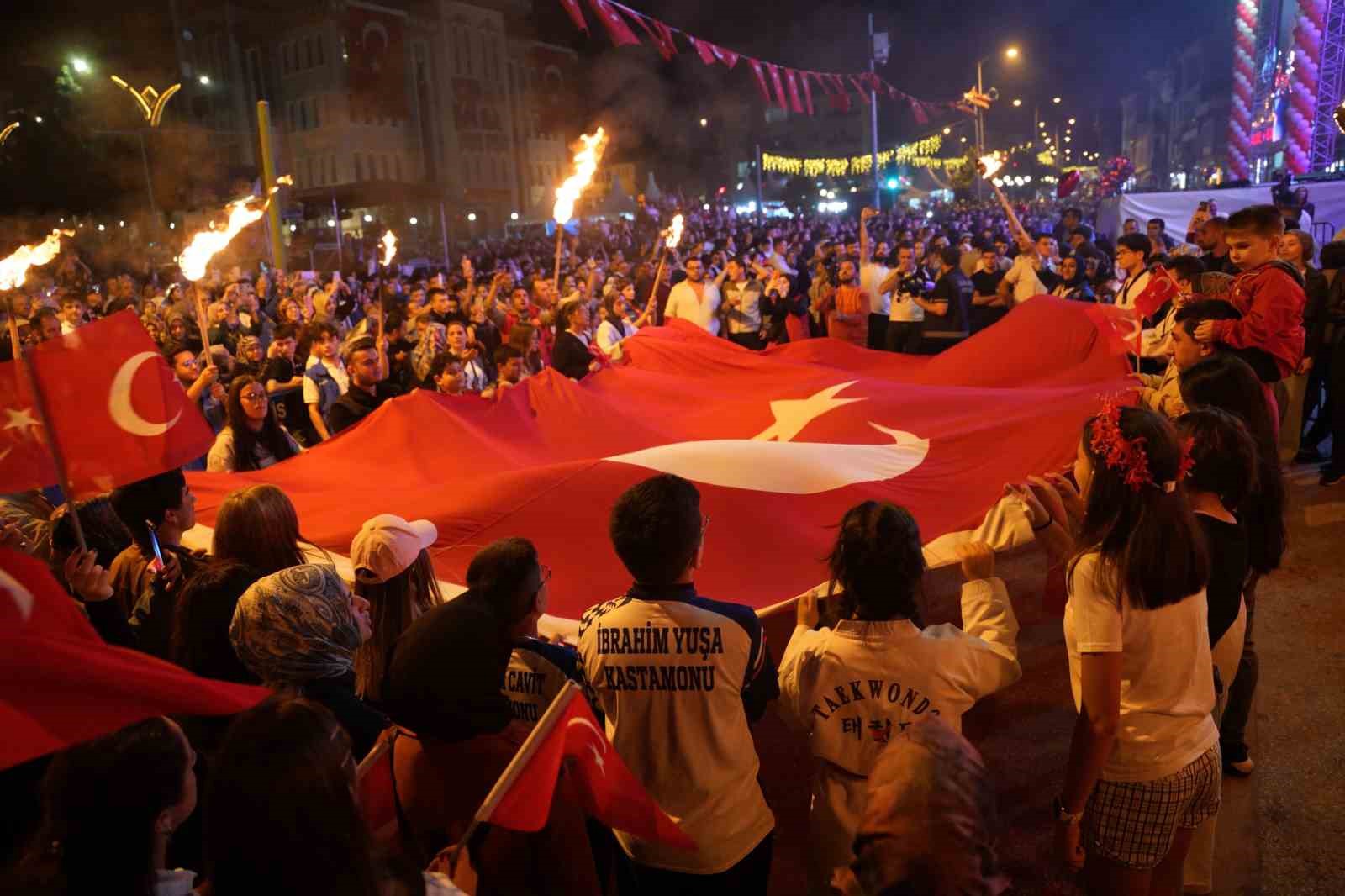Zafer Bayramı ve festival coşkusu bir arada yaşatıldı: Ebru Yaşar kulakların pasını sildi