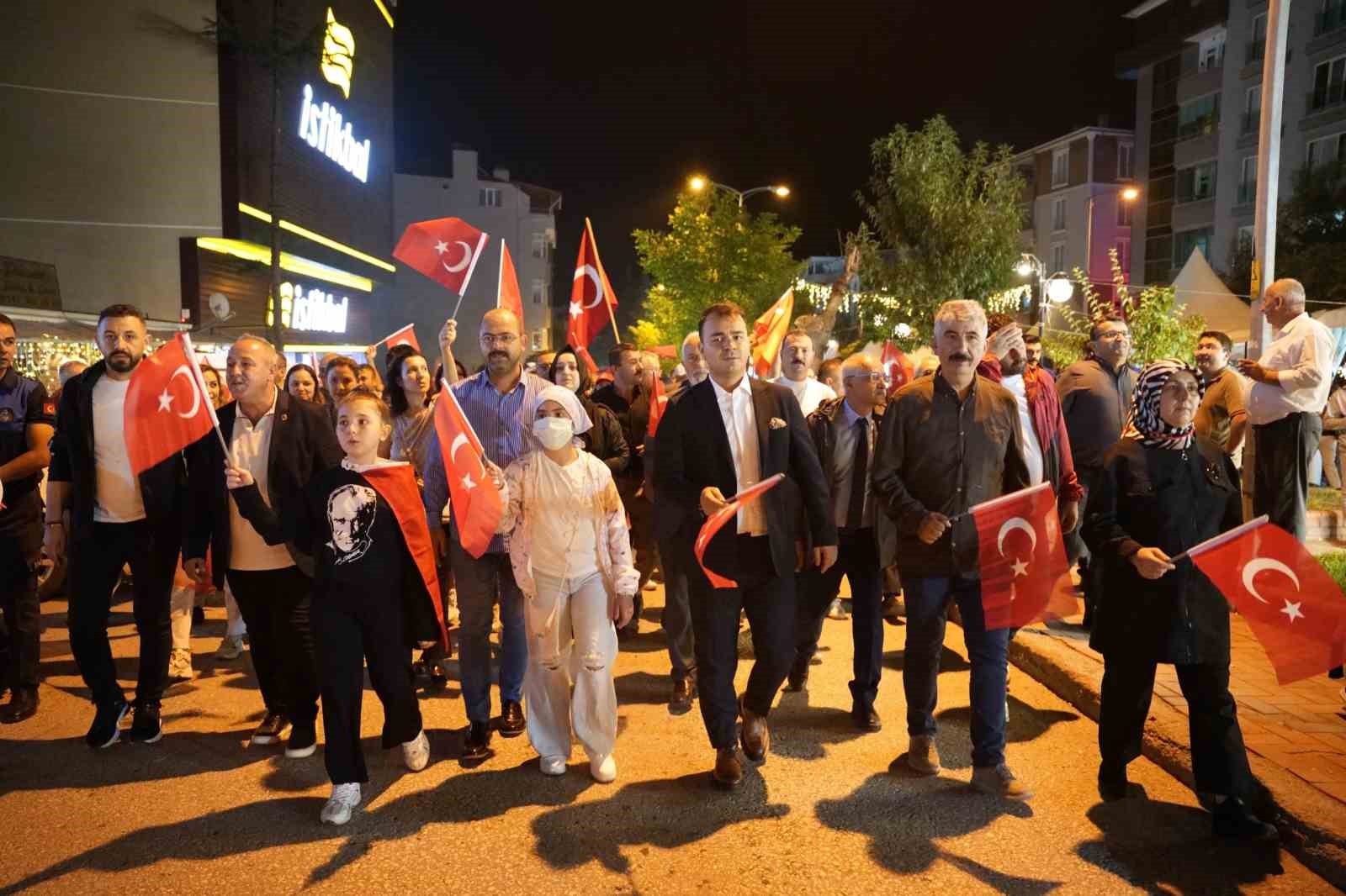 Zafer Bayramı ve festival coşkusu bir arada yaşatıldı: Ebru Yaşar kulakların pasını sildi