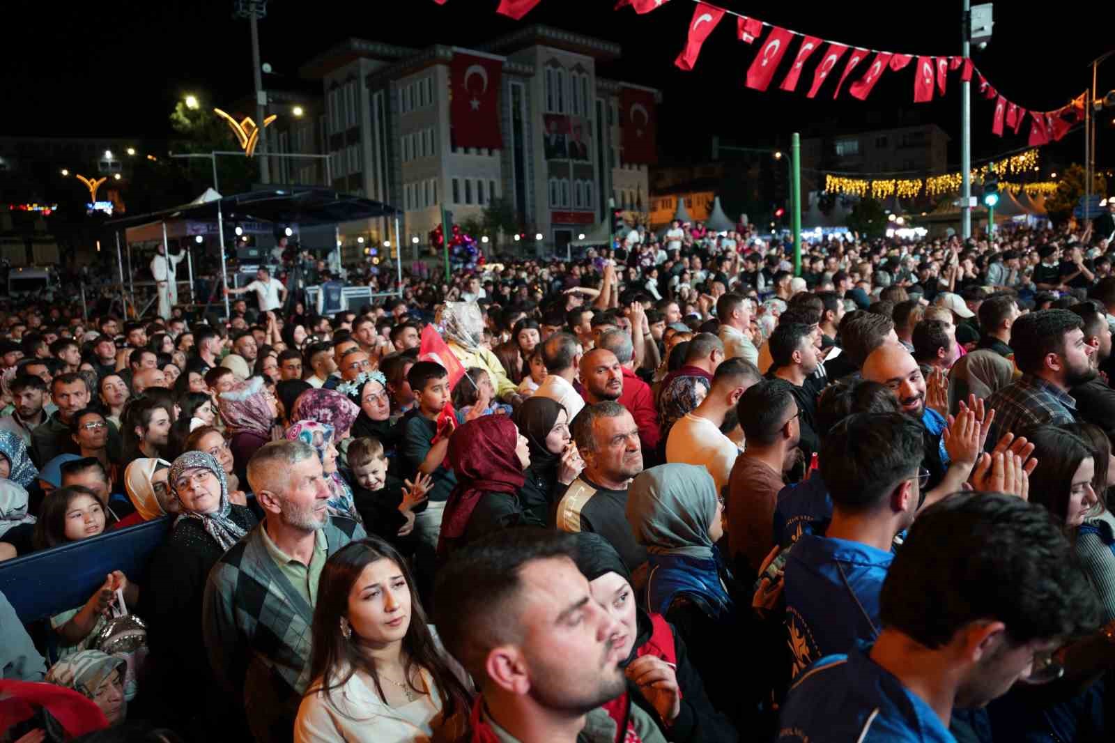 Zafer Bayramı ve festival coşkusu bir arada yaşatıldı: Ebru Yaşar kulakların pasını sildi
