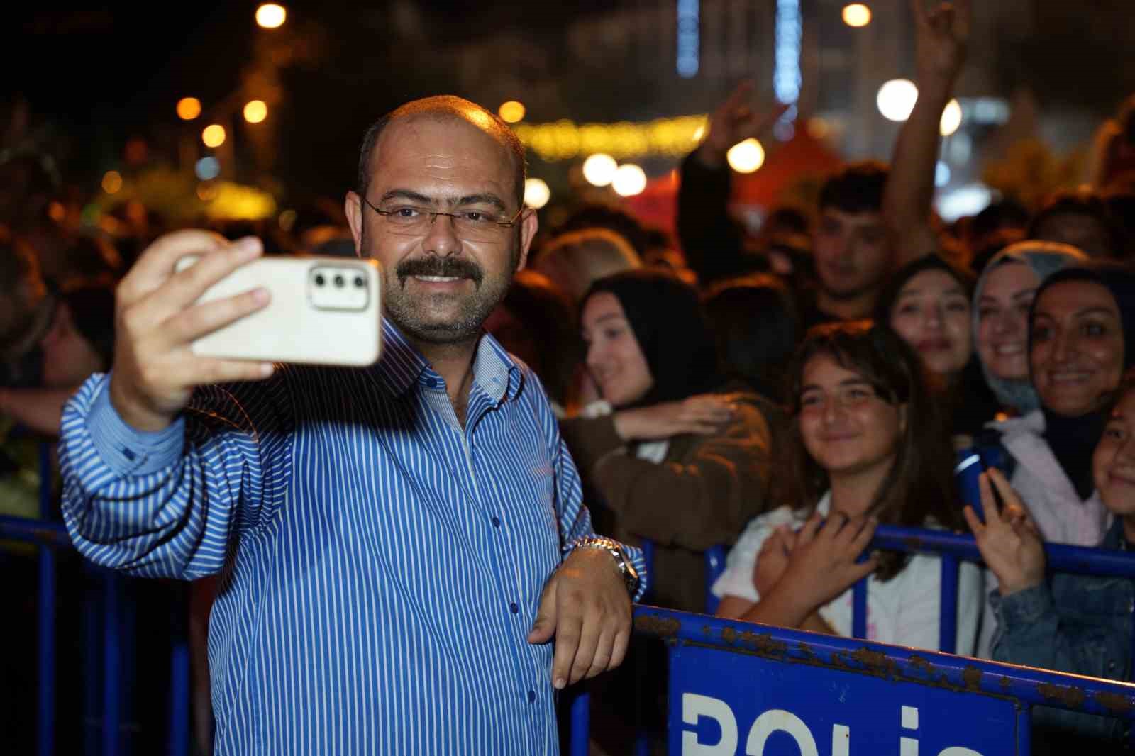 Zafer Bayramı ve festival coşkusu bir arada yaşatıldı: Ebru Yaşar kulakların pasını sildi