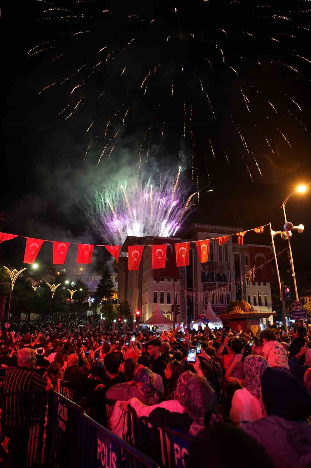Zafer Bayramı ve festival coşkusu bir arada yaşatıldı: Ebru Yaşar kulakların pasını sildi