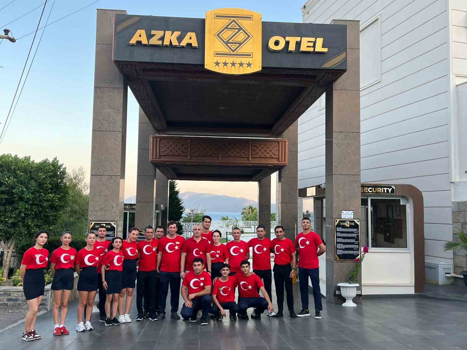 Bodrum’da otel personeli 30 Ağustos’a bayraklı kıyafetlerle damga vurdu