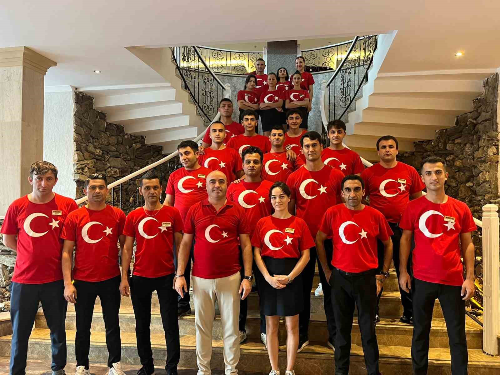 Bodrum’da otel personeli 30 Ağustos’a bayraklı kıyafetlerle damga vurdu