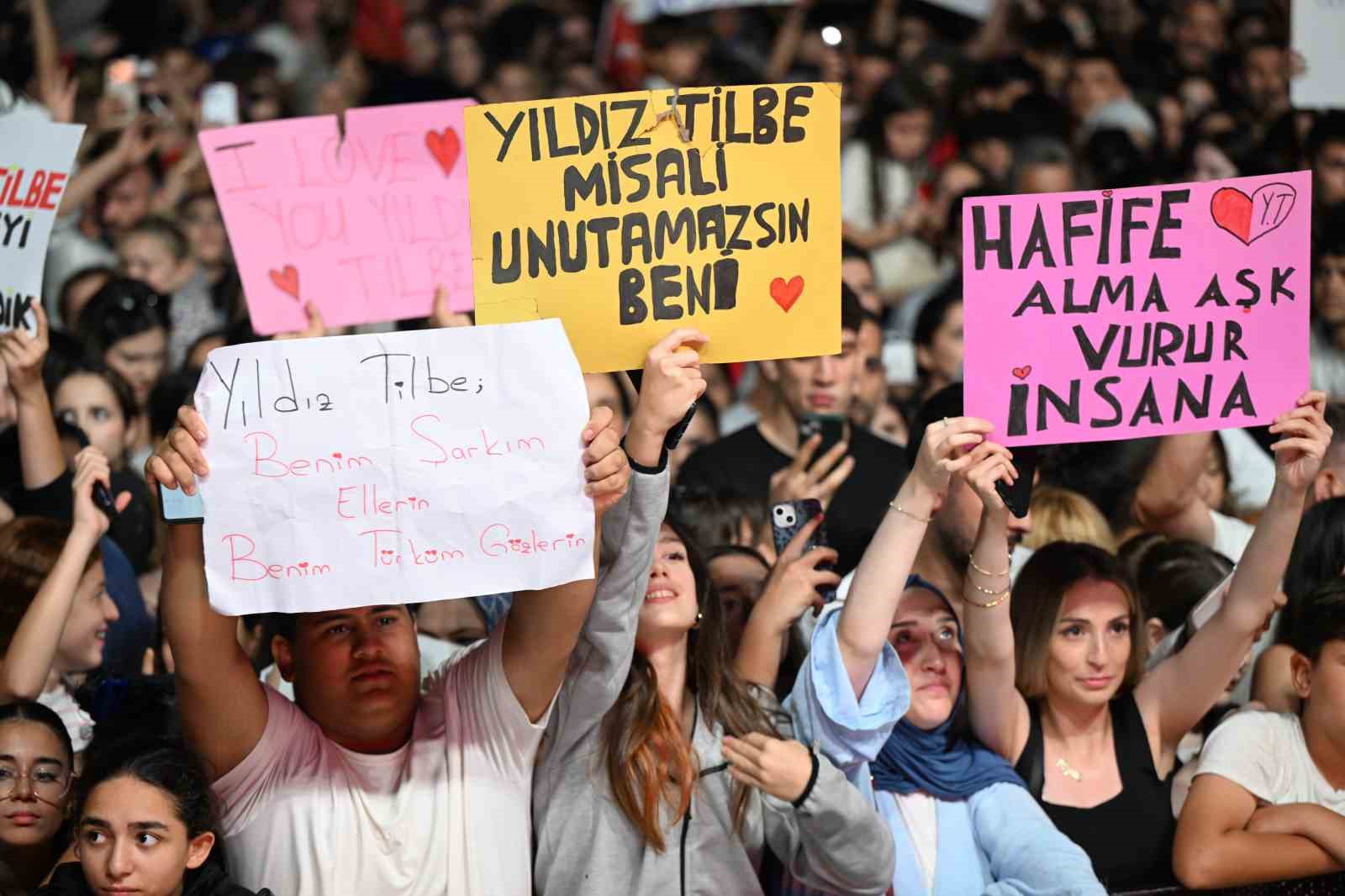 Gaziosmanpaşa’da Yıldız Tilbe, İstiklal Marşı’nı 200 bin kişiyle okudu