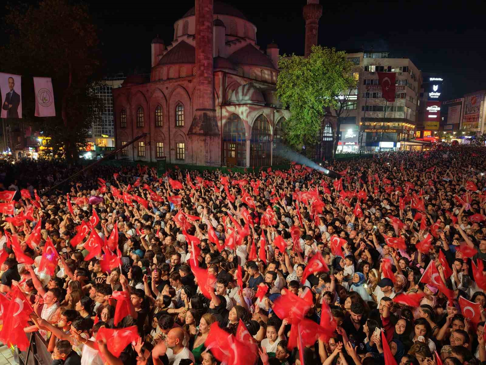 Gaziosmanpaşa’da Yıldız Tilbe, İstiklal Marşı’nı 200 bin kişiyle okudu