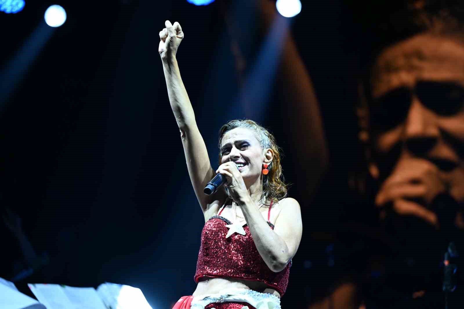 Gaziosmanpaşa’da Yıldız Tilbe, İstiklal Marşı’nı 200 bin kişiyle okudu