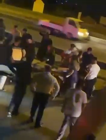 Yolun karşısına geçerken otomobil çarptı: 1’i ağır 2 yaralı