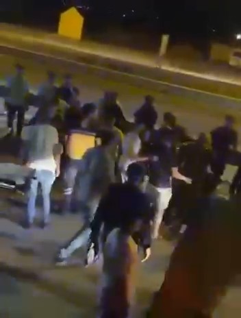 Yolun karşısına geçerken otomobil çarptı: 1’i ağır 2 yaralı