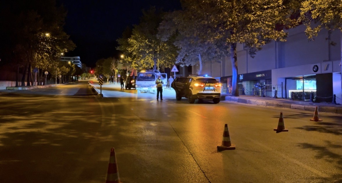 Kontrolden çıkan otomobil ağaca çarparak durabildi: 1 yaralı