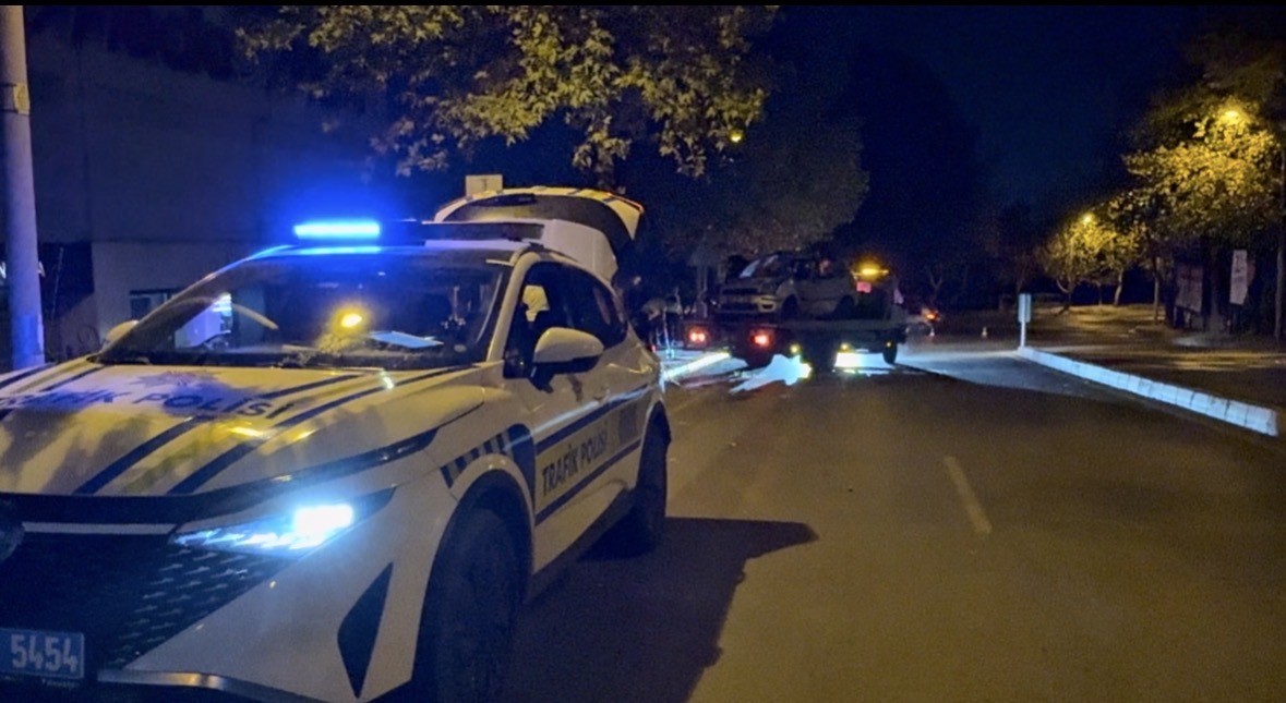 Kontrolden çıkan otomobil ağaca çarparak durabildi: 1 yaralı