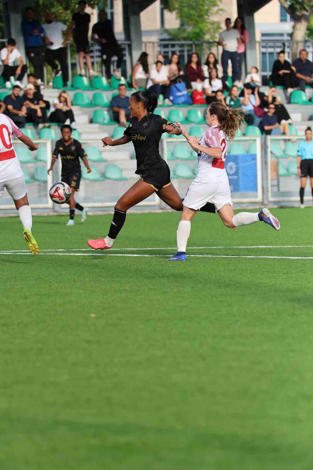 Laurıe Ann Moıse sezona hat-trick yaparak başladı