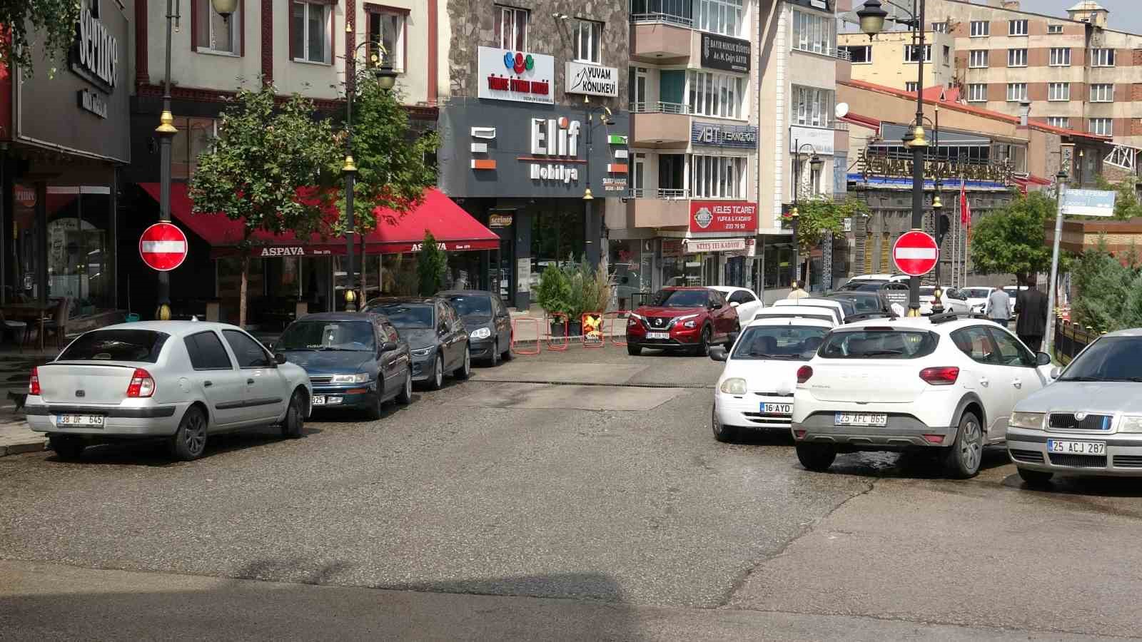 Esnafın kendi astığı tabela ses getirdi, belediye harekete geçti