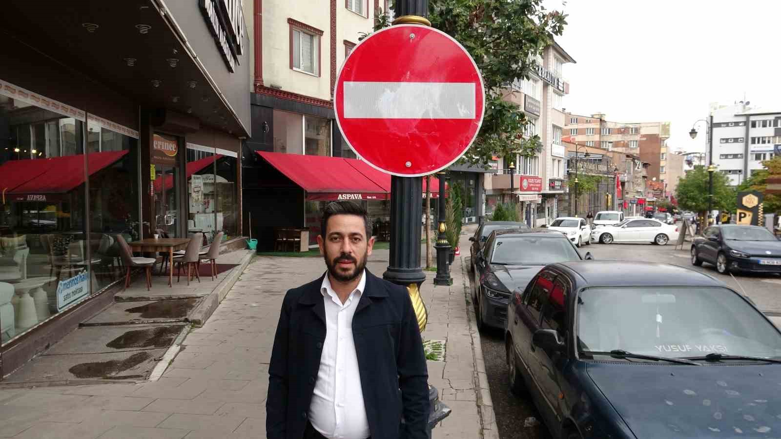 Esnafın kendi astığı tabela ses getirdi, belediye harekete geçti