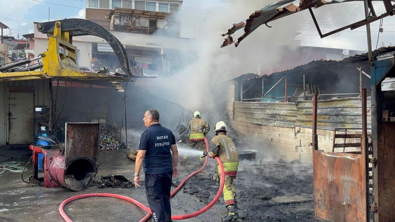 Alevlerin yükseldiği iş yeri yangını evlere sıçramadan kontrol altına alındı