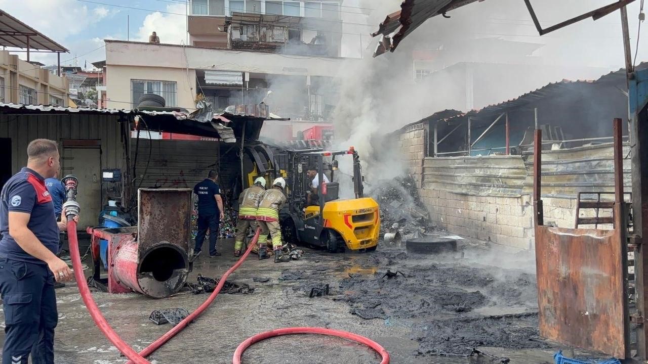 Alevlerin yükseldiği iş yeri yangını evlere sıçramadan kontrol altına alındı