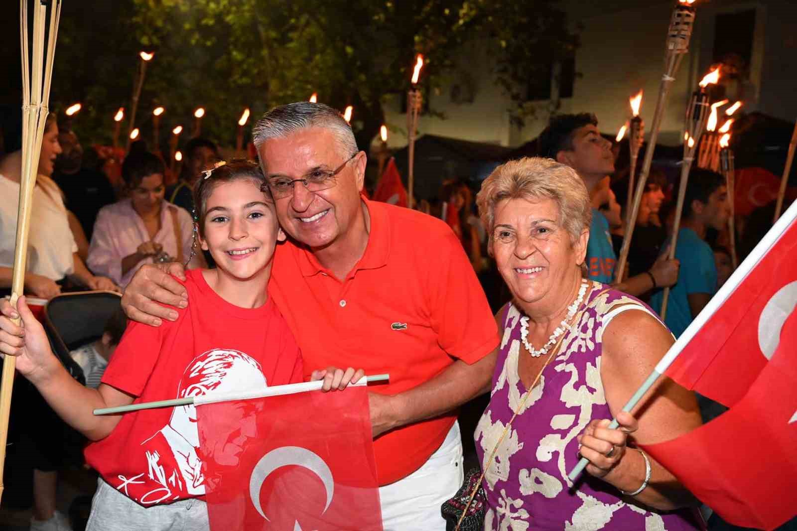 Kemer’de 30 Ağustos fener alayı coşkusu