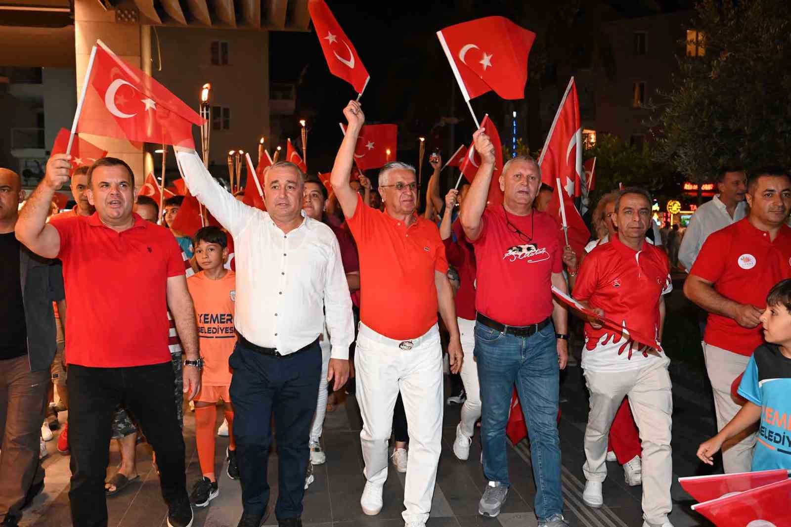 Kemer’de 30 Ağustos fener alayı coşkusu