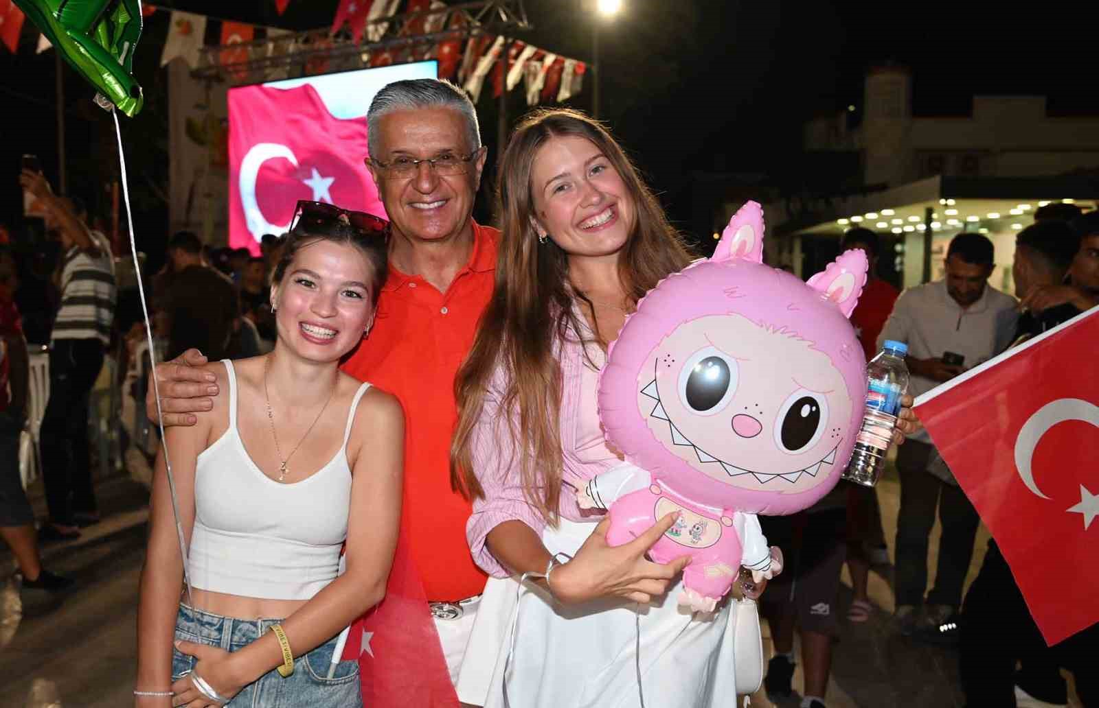 Kemer’de 30 Ağustos fener alayı coşkusu