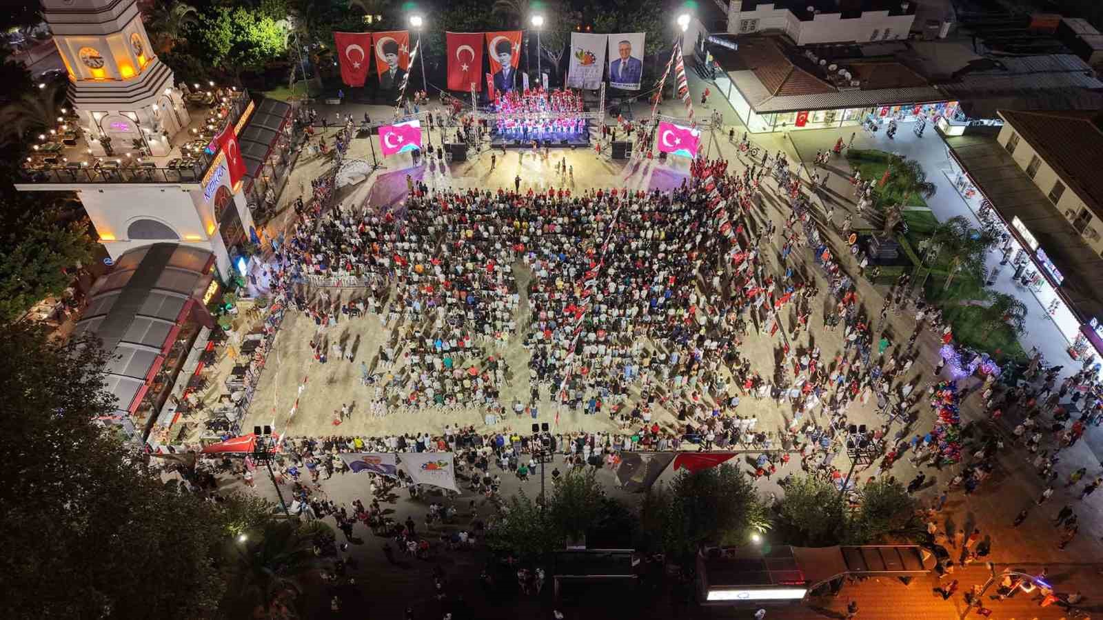 Kemer’de 30 Ağustos fener alayı coşkusu