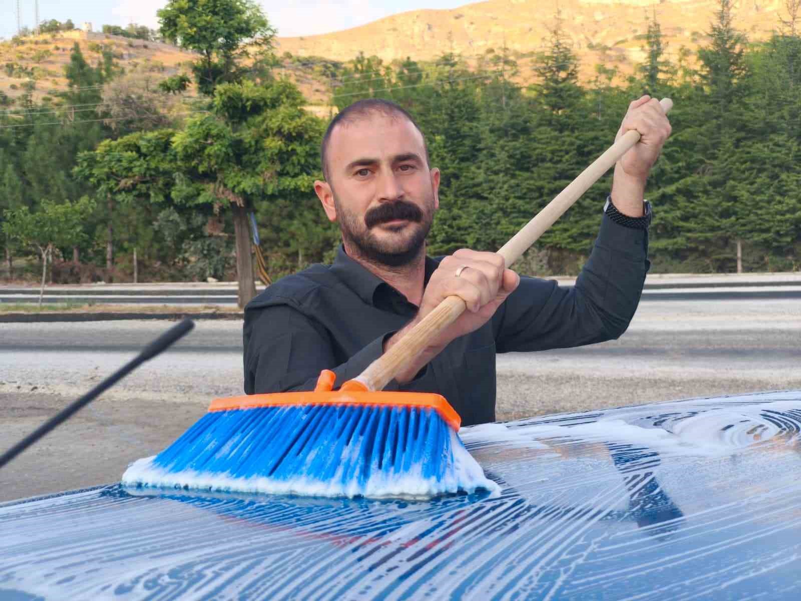 Çocukluk hayali gerçeğe dönüştü: 32 yıllık aracına gözü gibi bakıyor
