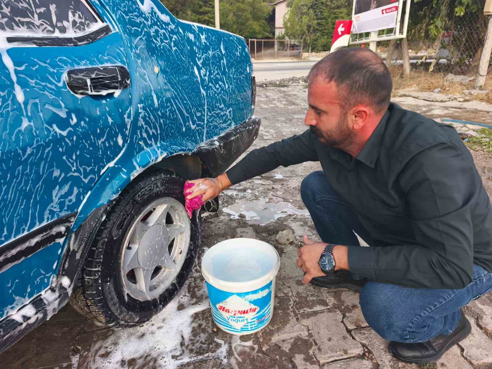 Çocukluk hayali gerçeğe dönüştü: 32 yıllık aracına gözü gibi bakıyor
