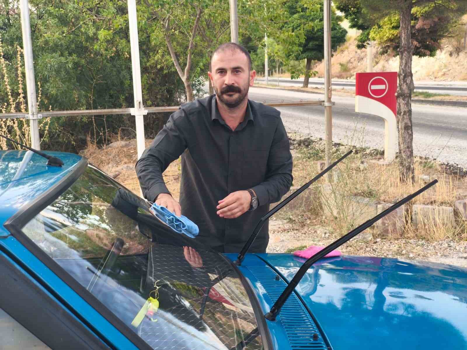 Çocukluk hayali gerçeğe dönüştü: 32 yıllık aracına gözü gibi bakıyor