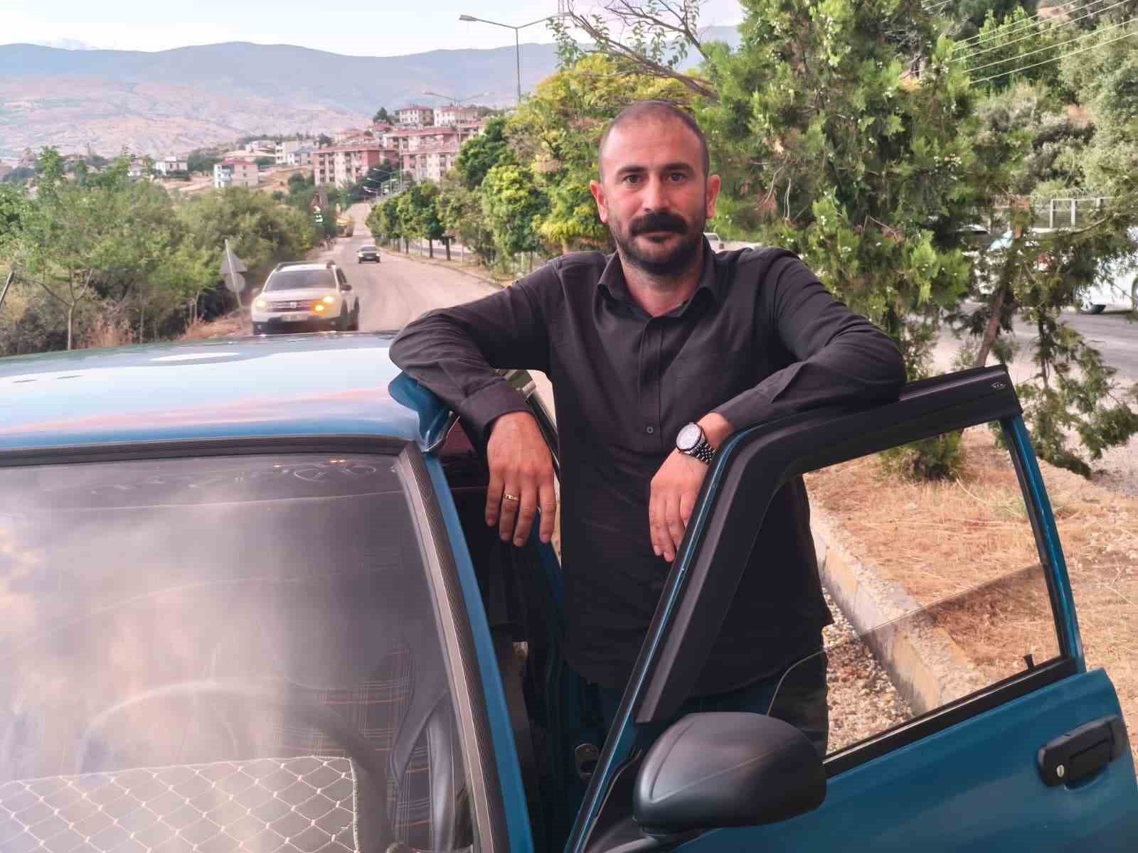 Çocukluk hayali gerçeğe dönüştü: 32 yıllık aracına gözü gibi bakıyor