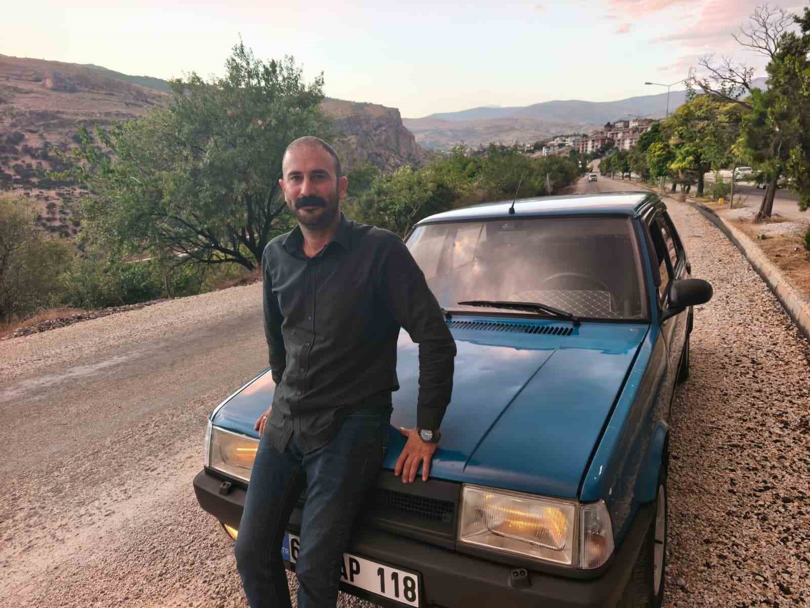 Çocukluk hayali gerçeğe dönüştü: 32 yıllık aracına gözü gibi bakıyor