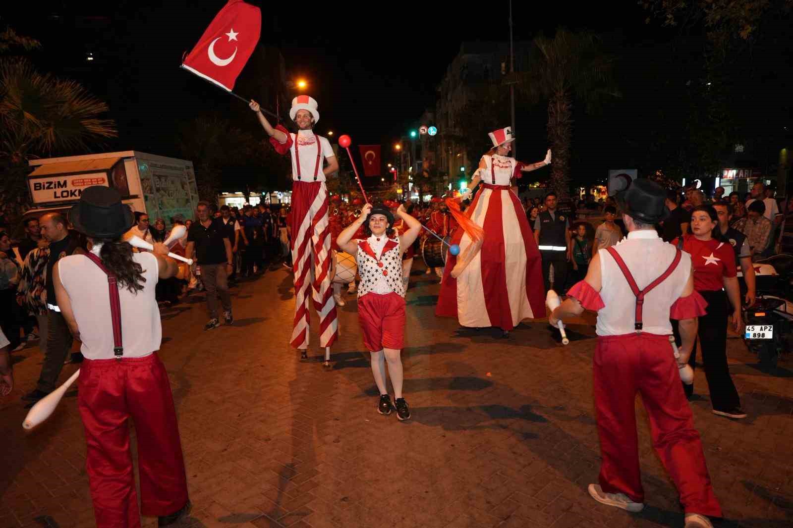 Turgutlu’da binlerce kişi Ece Mumay’la coştu
