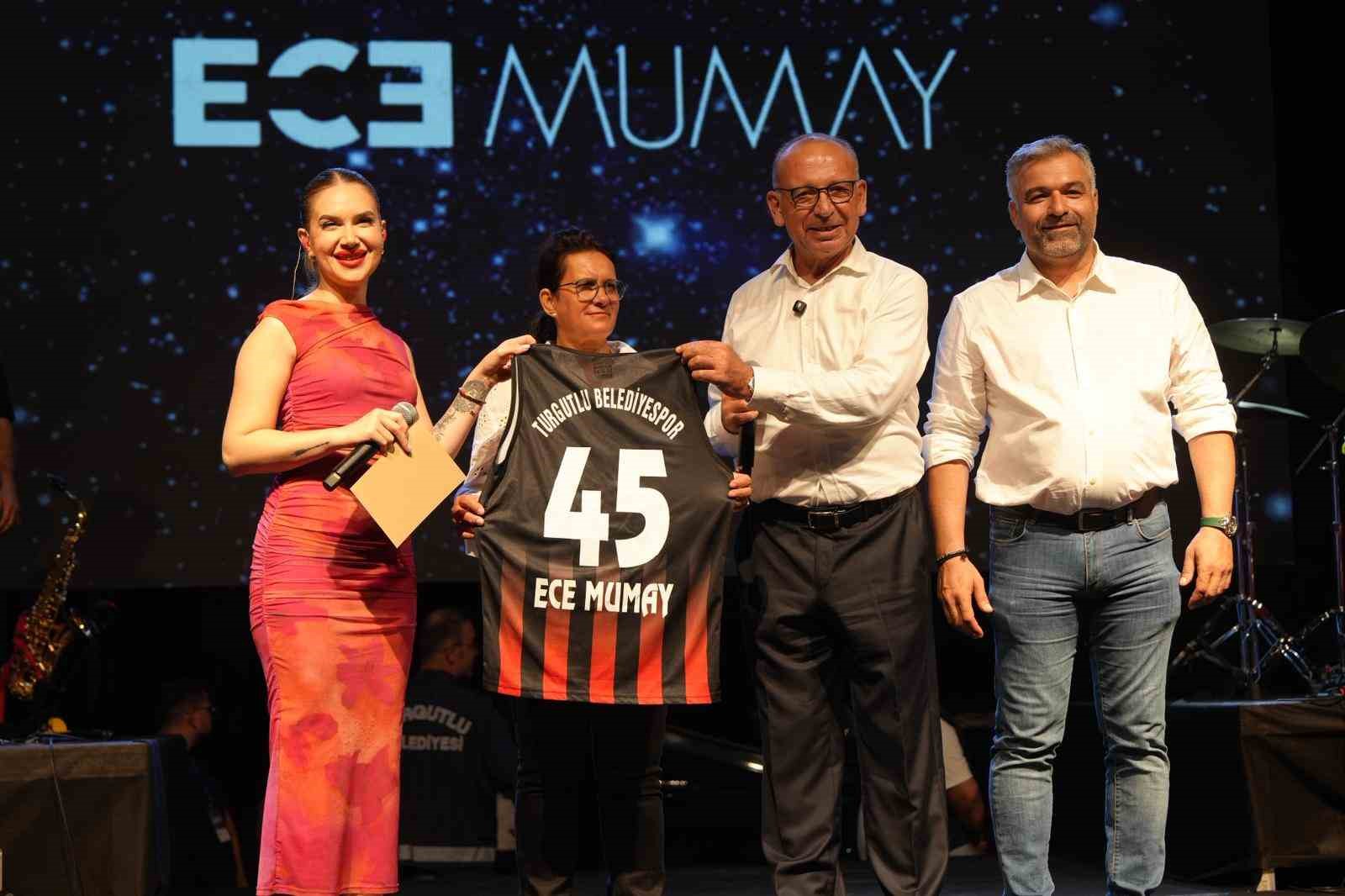 Turgutlu’da binlerce kişi Ece Mumay’la coştu