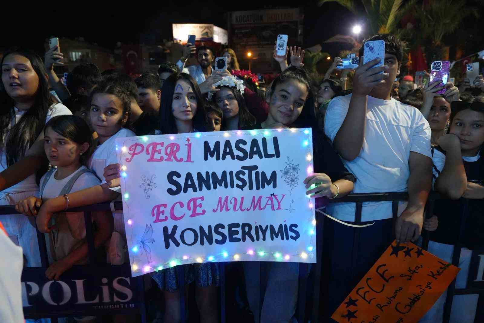 Turgutlu’da binlerce kişi Ece Mumay’la coştu
