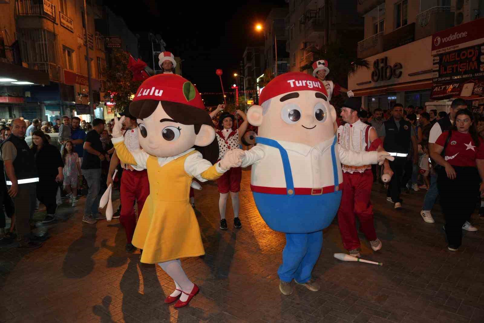 Turgutlu’da binlerce kişi Ece Mumay’la coştu
