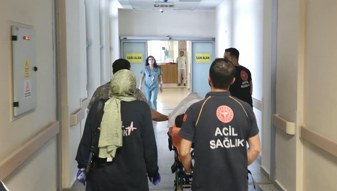 Sinir krizi geçiren kadın kendini bıçakladı