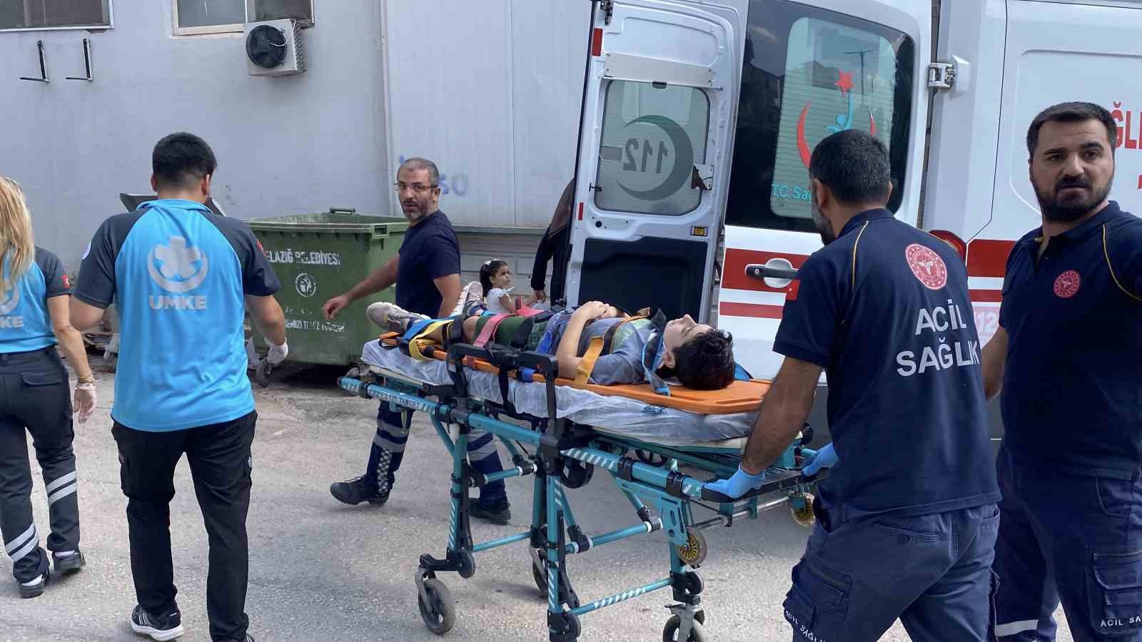 Elazığ’da bisiklet otomobile çarptı: 3 çocuk yaralandı