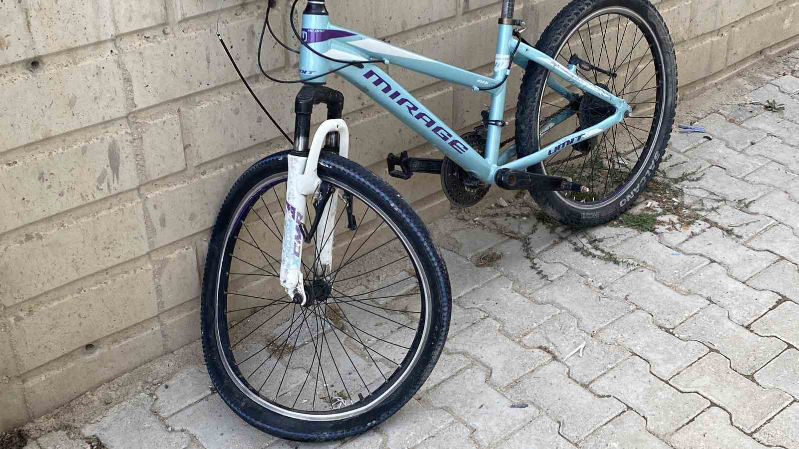 Elazığ’da bisiklet otomobile çarptı: 3 çocuk yaralandı