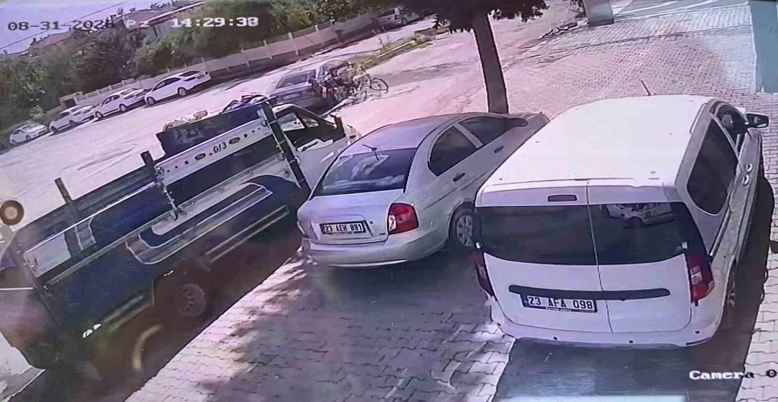 Elazığ’da bisiklet otomobile çarptı: 3 çocuk yaralandı