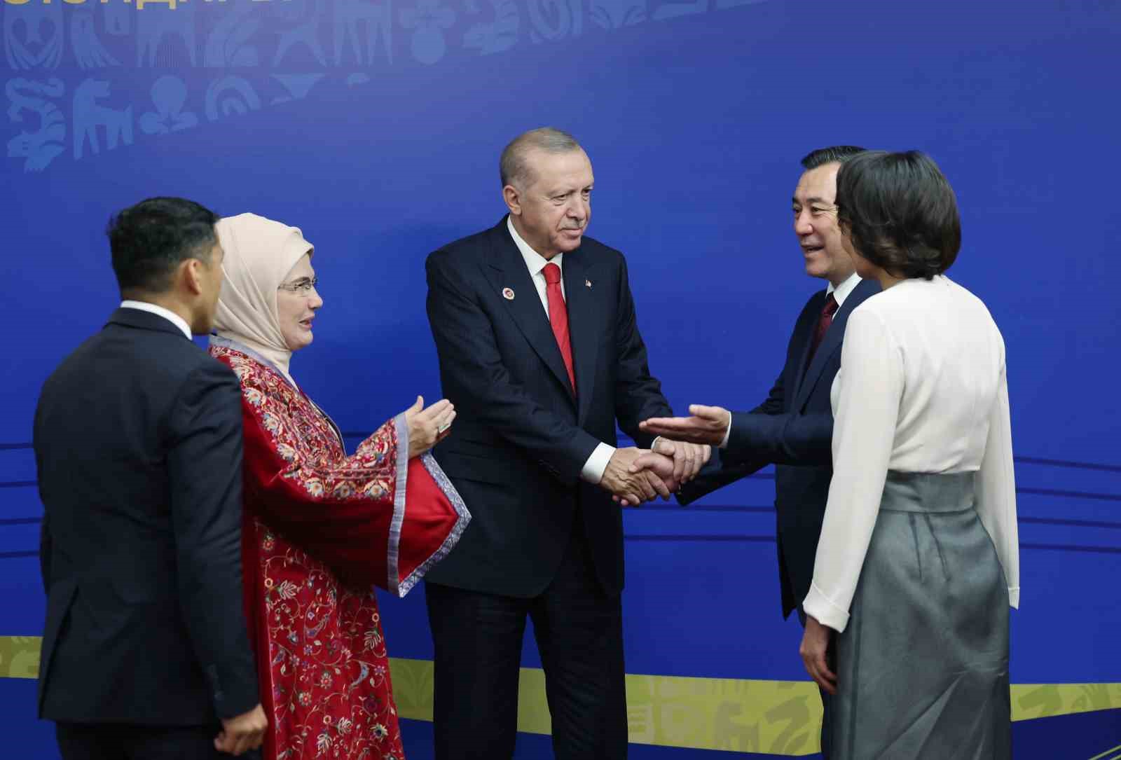 Cumhurbaşkanı Erdoğan, Bişkek Arena’da Kırgız mevkidaşı Caparov tarafından karşılandı