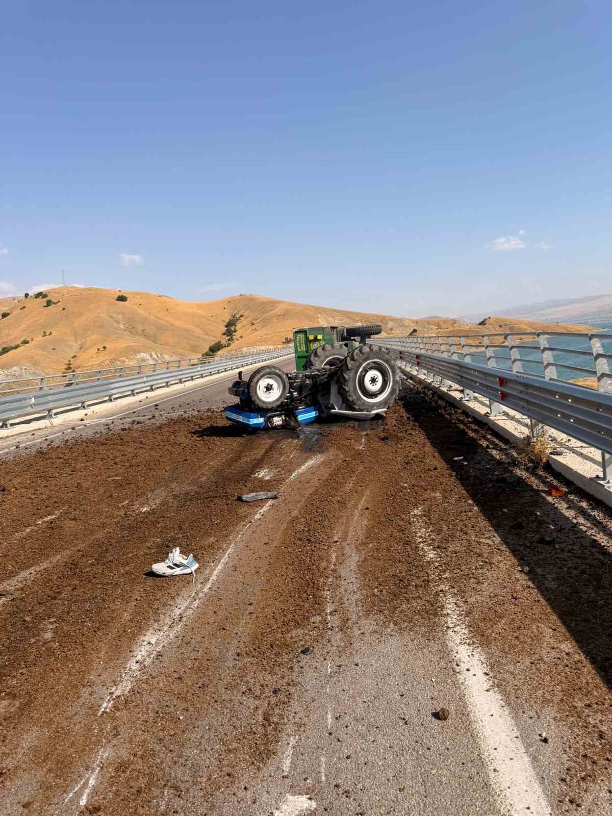 Tunceli’de gübre yüklü traktör devrildi: Kaza anı kamerada